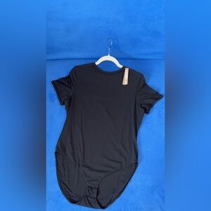 SKIMS FITS EVERYBODY SHORT SLEEVE BODYSUIT